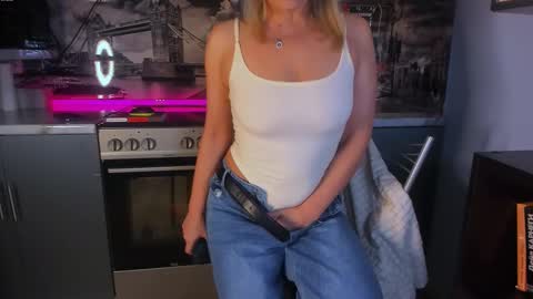 Snapshot of afanasia chatting on 11/13/25, 03:22 OneAfa online show from 11/13/25, 03:22