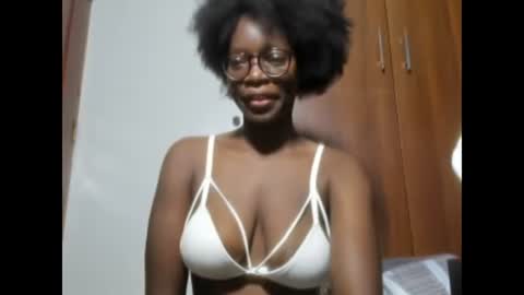 Snapshot of afro_pop chatting on 12/02/24, 12:19 Leah online show from 12/02/24, 12:19