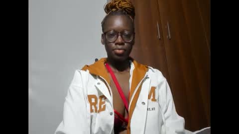 Snapshot of afro_pop chatting on 02/18/25, 12:48 Leah online show from 02/18/25, 12:48