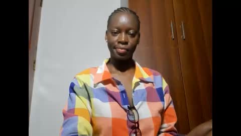 Snapshot of afro_pop chatting on 02/24/25, 12:41 Leah online show from 02/24/25, 12:41