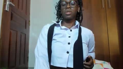 Snapshot of afro_pop chatting on 11/03/25, 12:46 Leah online show from 11/03/25, 12:46