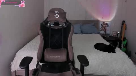 Snapshot of agata_cherry chatting on 11/28/25, 07:22 Eva online show from 11/28/25, 07:22