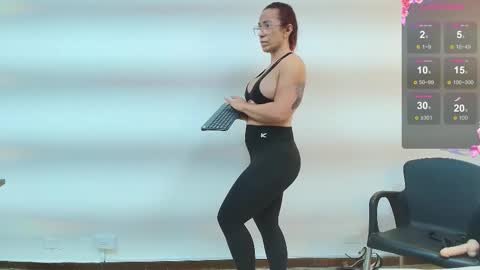 Snapshot of agatha_fit chatting on 12/18/25, 01:11 AGATHA online show from 12/18/25, 01:11