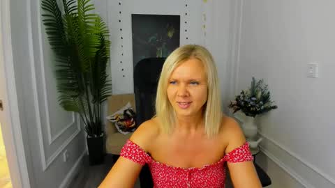 Snapshot of agathaklouin chatting on 10/14/25, 07:14 Agatha online show from 10/14/25, 07:14