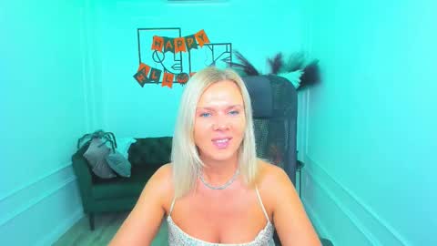 Snapshot of agathaklouin chatting on 10/26/25, 07:53 Agatha online show from 10/26/25, 07:53