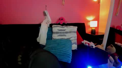Snapshot of agnes_21 chatting on 10/15/25, 02:06  ines  online show from 10/15/25, 02:06