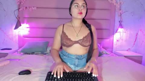 Snapshot of agnesrocuzzo chatting on 11/25/25, 11:10 agnesrocuzzo online show from 11/25/25, 11:10