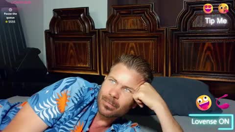 Snapshot of ahardman10 chatting on 04/18/26, 09:04 Blue Eyed Handsome Man online show from 04/18/26, 09:04