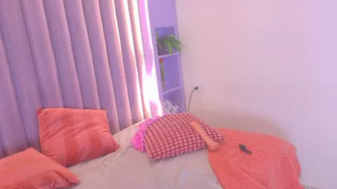 Snapshot of ahslyevans__ chatting on 06/11/26, 12:32 AHSLY online show from 06/11/26, 12:32