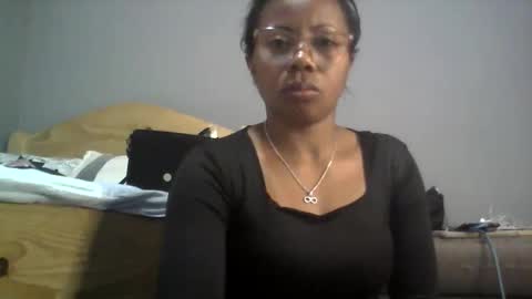 Snapshot of aicha_boobs chatting on 09/18/25, 04:20 Aicha boobs online show from 09/18/25, 04:20