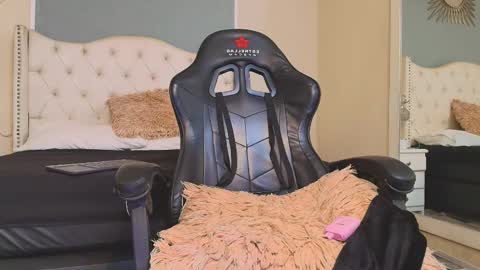 Snapshot of aiden_royce chatting on 11/24/25, 06:18 aiden_royce online show from 11/24/25, 06:18