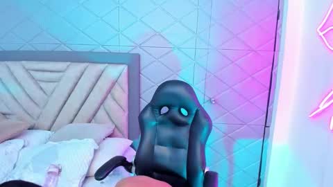 AikoLee online show from 09/19/25, 06:59