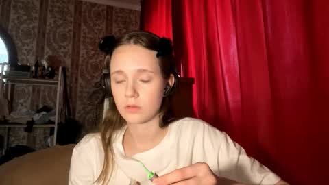 Snapshot of aileenamara chatting on 10/13/25, 09:20 Kira online show from 10/13/25, 09:20