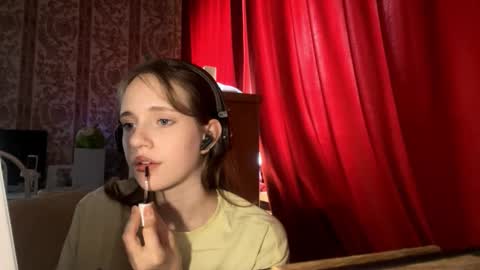 Snapshot of aileenamara chatting on 10/16/25, 08:04 Kira online show from 10/16/25, 08:04