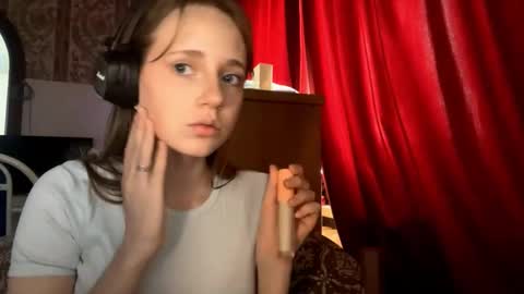 Snapshot of aileenamara chatting on 10/18/25, 09:10 Kira online show from 10/18/25, 09:10