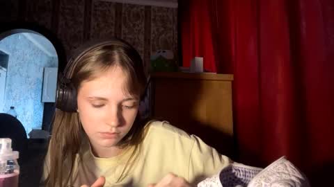 Snapshot of aileenamara chatting on 10/29/25, 11:12 Kira online show from 10/29/25, 11:12