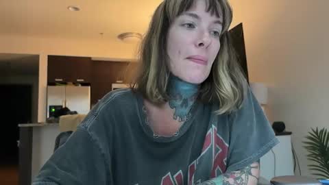 Snapshot of airgeadx chatting on 10/13/25, 05:02 Airgead online show from 10/13/25, 05:02