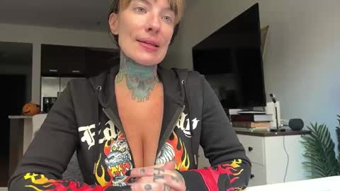 Snapshot of airgeadx chatting on 10/25/25, 03:29 Airgead online show from 10/25/25, 03:29