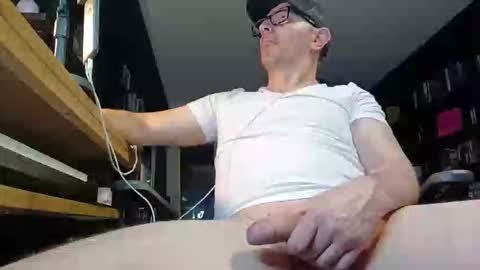 Snapshot of akenathonxxx chatting on 05/21/26, 11:23 Akenathon online show from 05/21/26, 11:23