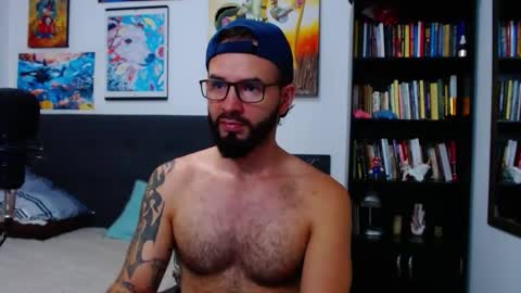 Snapshot of akiles_r chatting on 11/25/25, 11:05 akiles online show from 11/25/25, 11:05