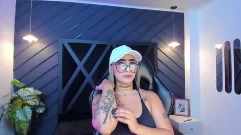 Snapshot of alahia_dangelo_ chatting on 09/16/25, 11:33 ALAHIA online show from 09/16/25, 11:33