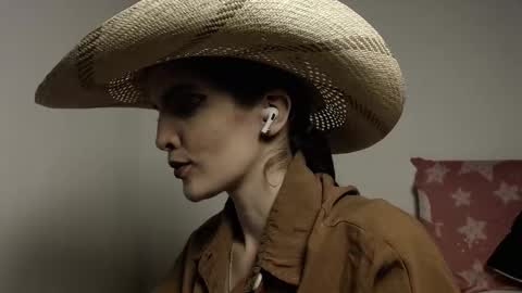 Snapshot of alahia_sky chatting on 10/16/25, 09:21 online show from 10/16/25, 09:21