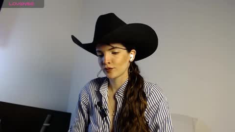 Snapshot of alahia_sky chatting on 10/24/25, 09:38 online show from 10/24/25, 09:38