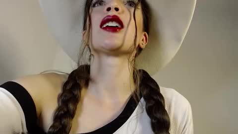 Snapshot of alahia_sky chatting on 11/28/25, 09:34 online show from 11/28/25, 09:34