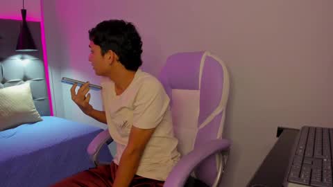 Snapshot of alamgrey_ chatting on 09/18/25, 12:18 Alam online show from 09/18/25, 12:18