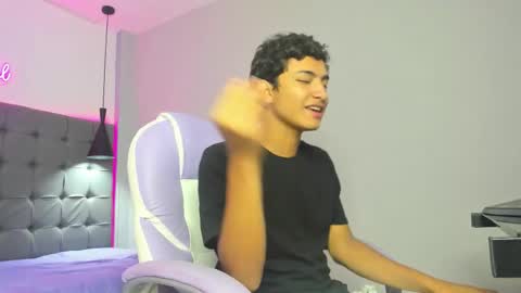 Snapshot of alamgrey_ chatting on 10/15/25, 03:23 Alam online show from 10/15/25, 03:23