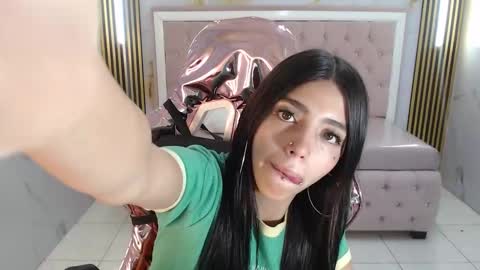 Snapshot of alehp_rose_s chatting on 11/28/25, 01:14 Ale online show from 11/28/25, 01:14