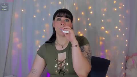 Snapshot of aleja_rossi chatting on 02/20/25, 05:40 Aleja online show from 02/20/25, 05:40