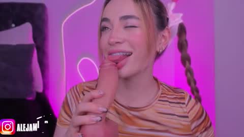 Snapshot of alejamillan1 chatting on 12/02/25, 05:24 night GTM -5 online show from 12/02/25, 05:24