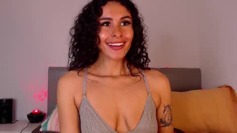 Snapshot of alejandraray chatting on 12/17/25, 09:21 Danna Ray online show from 12/17/25, 09:21