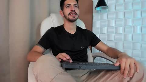 Snapshot of alejandrostorm chatting on 10/17/25, 08:33 Alejo online show from 10/17/25, 08:33