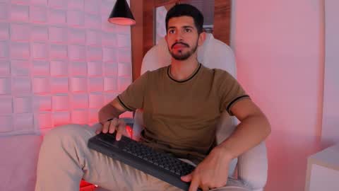 Snapshot of alejandrostorm chatting on 10/19/25, 03:40 Alejo online show from 10/19/25, 03:40