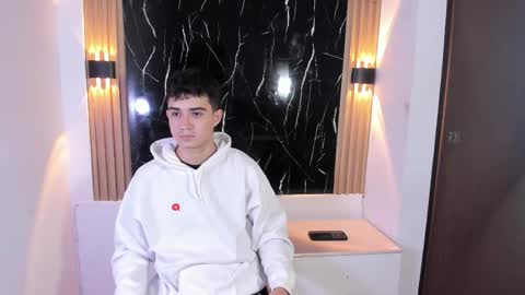 alejo_gray1 online show from 11/12/25, 03:18