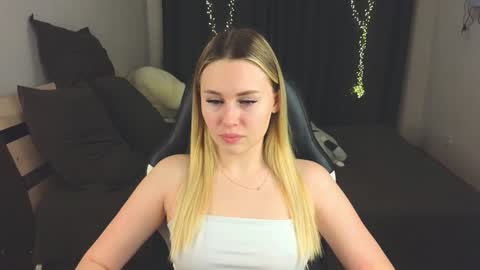 Snapshot of alena_hot_sex chatting on 01/23/25, 04:26 Alena online show from 01/23/25, 04:26