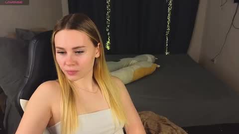 Snapshot of alena_hot_sex chatting on 02/13/25, 03:14 Alena online show from 02/13/25, 03:14