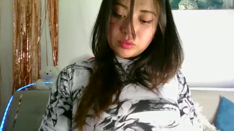 QUEEN OFF MILk  IM BACK  15 NOV online show from 12/21/25, 07:43