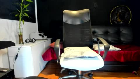 Snapshot of alessandro__wye chatting on 10/24/25, 02:30 ALESSANDRO  WYE online show from 10/24/25, 02:30