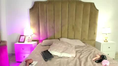 Snapshot of alessiia_moon chatting on 04/22/26, 01:23 Alessia online show from 04/22/26, 01:23