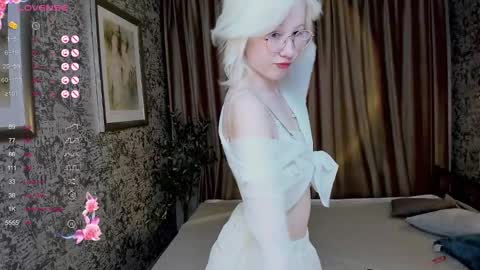 Lola online show from 10/10/25, 01:32