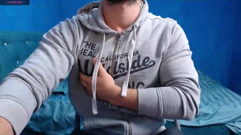 Snapshot of alex_blu chatting on 10/08/25, 10:35 Alex online show from 10/08/25, 10:35