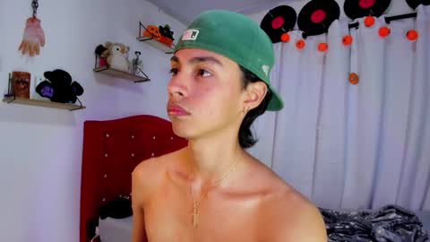 Snapshot of alex_sweet_69 chatting on 10/24/25, 02:13 Alex online show from 10/24/25, 02:13