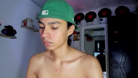 Snapshot of alex_sweet_69 chatting on 11/11/25, 04:18 Alex online show from 11/11/25, 04:18