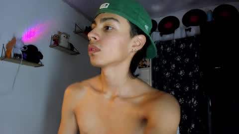 Snapshot of alex_sweet_69 chatting on 12/18/25, 04:35 Alex online show from 12/18/25, 04:35