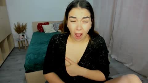 Snapshot of alexa_dolly chatting on 12/05/25, 06:33 Alexa online show from 12/05/25, 06:33