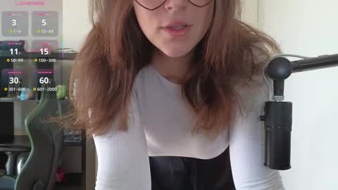 Snapshot of alexa_dream chatting on 10/08/25, 05:32 dont be afraid to click social media link its  working  just click on that  online show from 10/08/25, 05:32