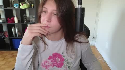 Snapshot of alexa_dream chatting on 10/15/25, 09:48 dont be afraid to click social media link its  working  just click on that  online show from 10/15/25, 09:48